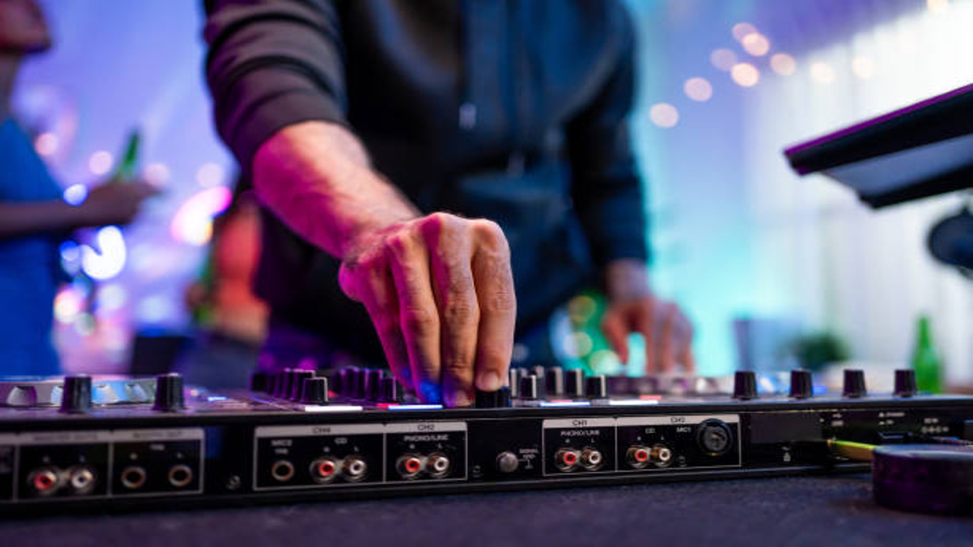 Perfetti regali high-tech: cuffie wireless JBL con funzioni avanzate e altoparlanti portatili per feste ovunque