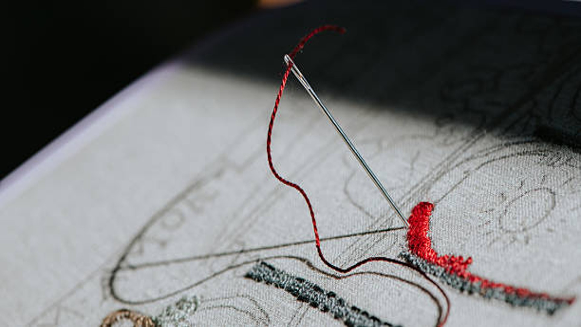 Ispirazioni regalo 2025: album fatti a mano, ricamati e personalizzabili per ogni evento